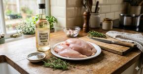 Colocar vinagre na frigideira para fritar peito de frango: para que serve e como fazer