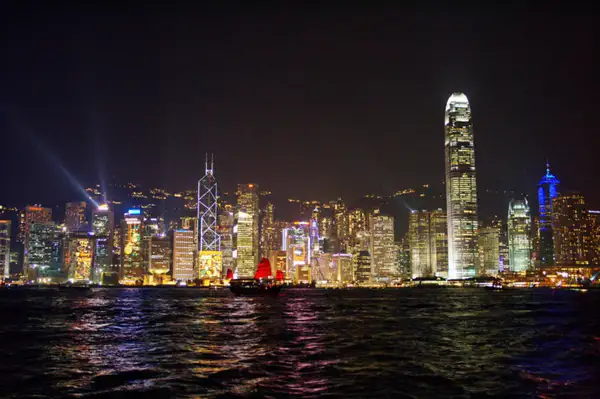 Vista do skyline iluminado de Hong Kong (foto: Alfonso Jimenez/Flickr-Creative Commons)