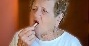 Vovó youtuber faz sucesso na internet com tutorial de maquiagem