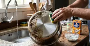 Uma colher numa tigela com água morna e a panela encardida fica limpa em minutos: o truque francês remove qualquer resíduo e deixa o utensílio brilhando como novo