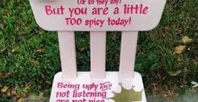 Cadeira da reflexão usa frases machistas para ‘educar’ crianças