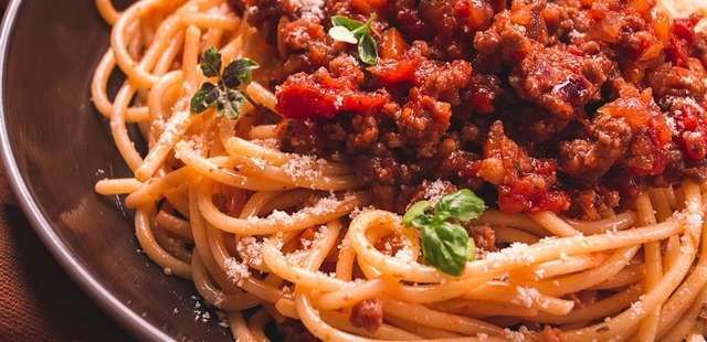 Macarrão recheado com carne e bacon: explosão de sabor