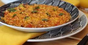 Vegetariano e cheio de sabor: risoto de tomate com manjericão