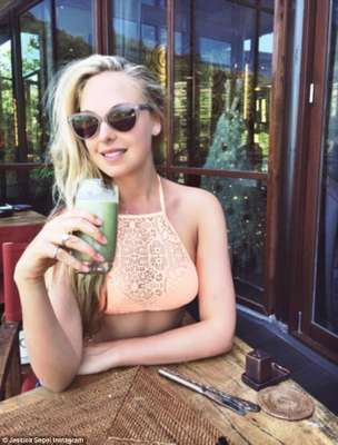 Jessica Sepel toma suco verde