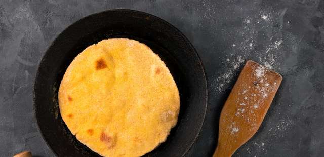 O pão de frigideira que salva qualquer café da manhã e não leva fermento
