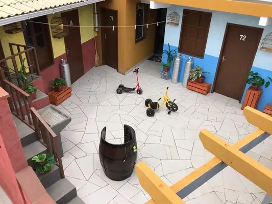 Recriação do cenário do programa mexicano fica no estacionamento da pousada