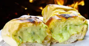 Como fazer o pão de alho mais cremoso e crocante que você já comeu?