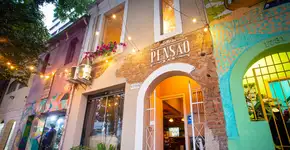 A casa é sua! Tome drinks deliciosos e sinta-se bem à vontade no Pensão Bar