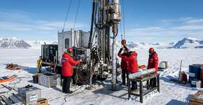 Eles perfuram 1.716 pés de gelo com água a 167 °F e abaixam uma broca para recuperar sedimentos que poderiam se originar de períodos sem gelo na Antártica