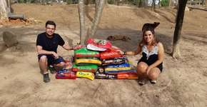 Casal troca presentes de casamento por ração para cães de rua