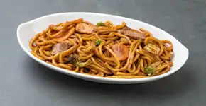 Yakisoba de carne muito saboroso