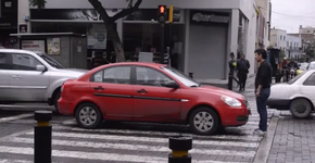 Em ações inusitadas, pedestres corrigem motoristas que pararam em cima da faixa