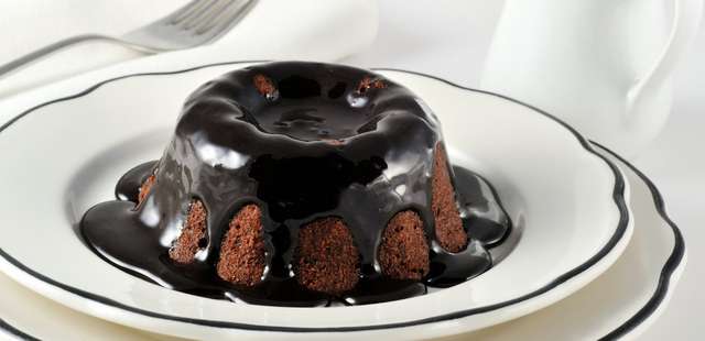 Esse bolo vulcão quentinho vai derreter o seu coração