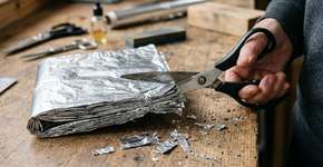 Como amolar tesouras enferrujadas em apenas 2 minutos com um simples pedaço de papel alumínio dobrado