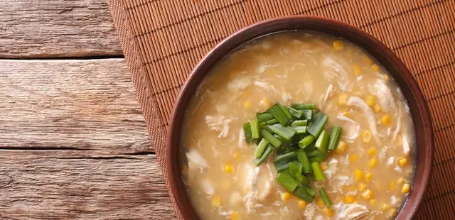 Sopa cremosa de frango: sabor e conforto em uma tigela