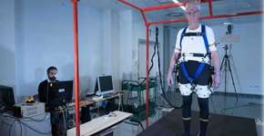 Exoesqueleto protege idoso: evita que se desequilibre e caia