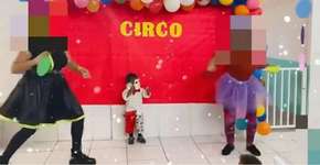 Escola fantasia menino negro de macaco e mãe denuncia racismo