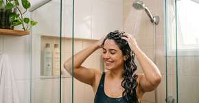 Três cabeleireiros concordam: “A água quente não é inofensiva para os fios, é uma grande vilã que resseca, enfraquece e também danifica os cabelos”