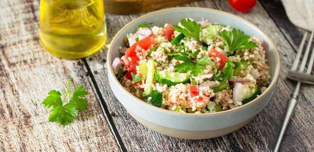 Atum com crosta de quinoa e molho de gengibre delicioso
