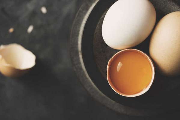 Ovos: cada unidade (grande) contém  1,1 mcg de vitamina D. A nutricionista Ana Flor Picolo recomenda o consumo do ovo caipira, que costuma ter uma maior quantidade de nutrientes. Também prefira ovos mexidos ou cozidos, evitando a gordura da fritura.