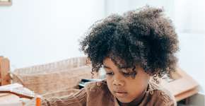 Professores tratam estudantes negros e brancos de forma diferente