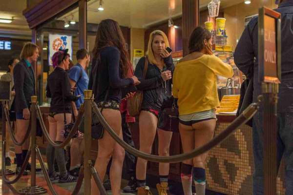 Participantes do No Pants Metro Ride comprando lanches em uma estação de metrô em Los Angeles durante o evento No Pants Metro Rider.