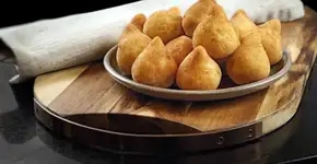 Descubra o sabor incrível da coxinha de frango com massa de batata-doce fit e crocante