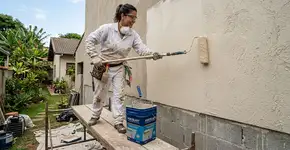 Os gregos sempre souberam: as paredes externas não devem ser pintadas com tinta óleo