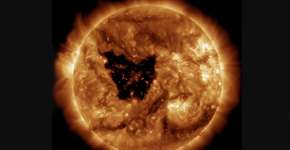Sol abre buraco gigante e dispara ventos que podem atingir a Terra neste fim de semana