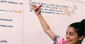 Professora faz paródias de funk para ensinar história