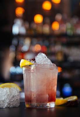 Bramble - Gin TANQUERAY LONDON DRY, limão, licor de amoras e framboesas (R$ 32,00).