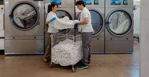 O segredo das lavanderias para deixar as roupas brancas impecáveis