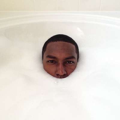 Os homens aparentam estar imitando algumas poses de mulheres nas fotografias (Imagem: Reprodução/BoredPanda)