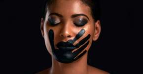 Mulher usa batom para pedir socorro após marido tentar estrangulá-la