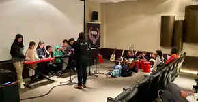 School of Rock transforma Carnaval no MIS com um bloco de rock’n’roll para crianças