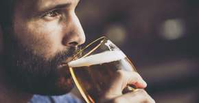 Beber cerveja pode ser um fator de risco para contrair covid-19