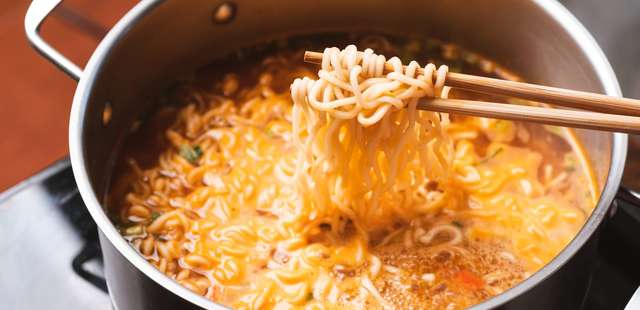 Você nunca mais vai fazer miojo do jeito comum depois dessa mistura