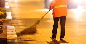 Para dar exemplo, milionária chinesa trabalha limpando as ruas