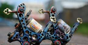 Conheça Jabá, o tatuador que faz máquinas de tatuagem artesanais