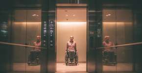 Porque é que os elevadores têm sempre um espelho? Não é por estética