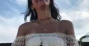 Veja memes após foto de Bruna Marquezine em Noronha