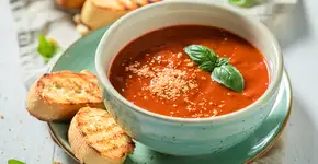 Essa sopa cremosa de tomate assado vai aquecer seu coração no frio