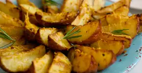 Receita fácil e sem óleo: batata rústica crocante por fora e macia por dentro