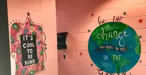 Banheiro de escola ganha frases inspiradoras e desenhos