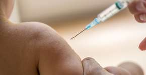 Enfermeira confunde frascos e vacina bebê contra covid-19