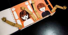 Livro multissensorial inclui crianças que não sabem ler em braile