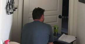 Foto de marido cuidando da mulher com câncer emociona internautas