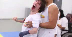 Projeto ensina capoeira para jovens e adultos com paralisia cerebral