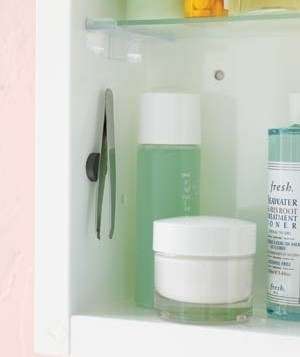 Guarde Pinças, cortadores de unha e demais objetos de metais com um imã no armário do banheiro. 