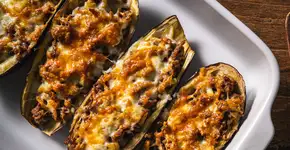 A receita de berinjela recheada que vai impressionar na primeira garfada